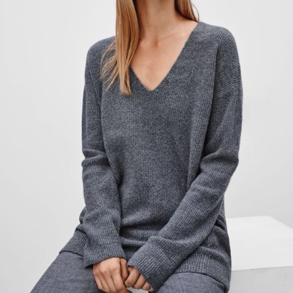 42 Aritzia Wilfred Grey Henon Sweater Relaxed fit Cotton Blend size small